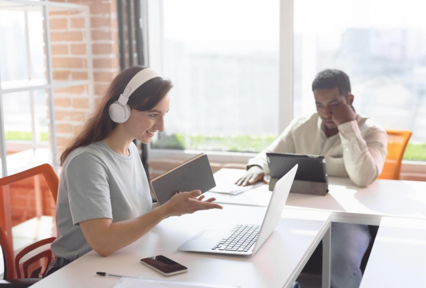 Espace de formation moderne avec équipements d'analyse financière